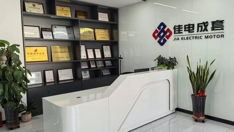 在定制伺服减速电机时，需关注以下关键参数：